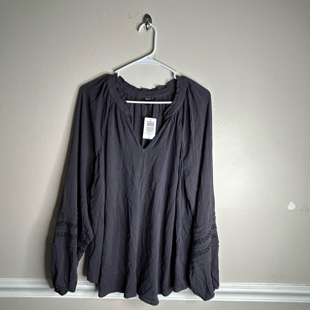 Torrid sz 0 grey  Flutter Sleeve Lace Insert Blouse NWT